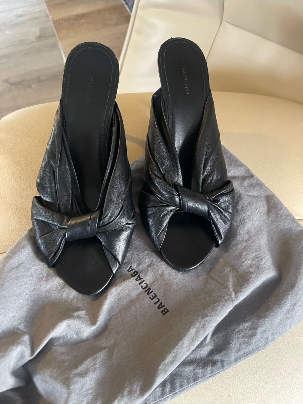 Balenciaga knotted leather slides 37.5 great condition